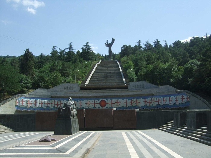 Памятники Тбилиси