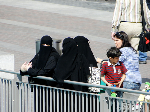 Como turistas mulheres devem se vestir em Dubai?
